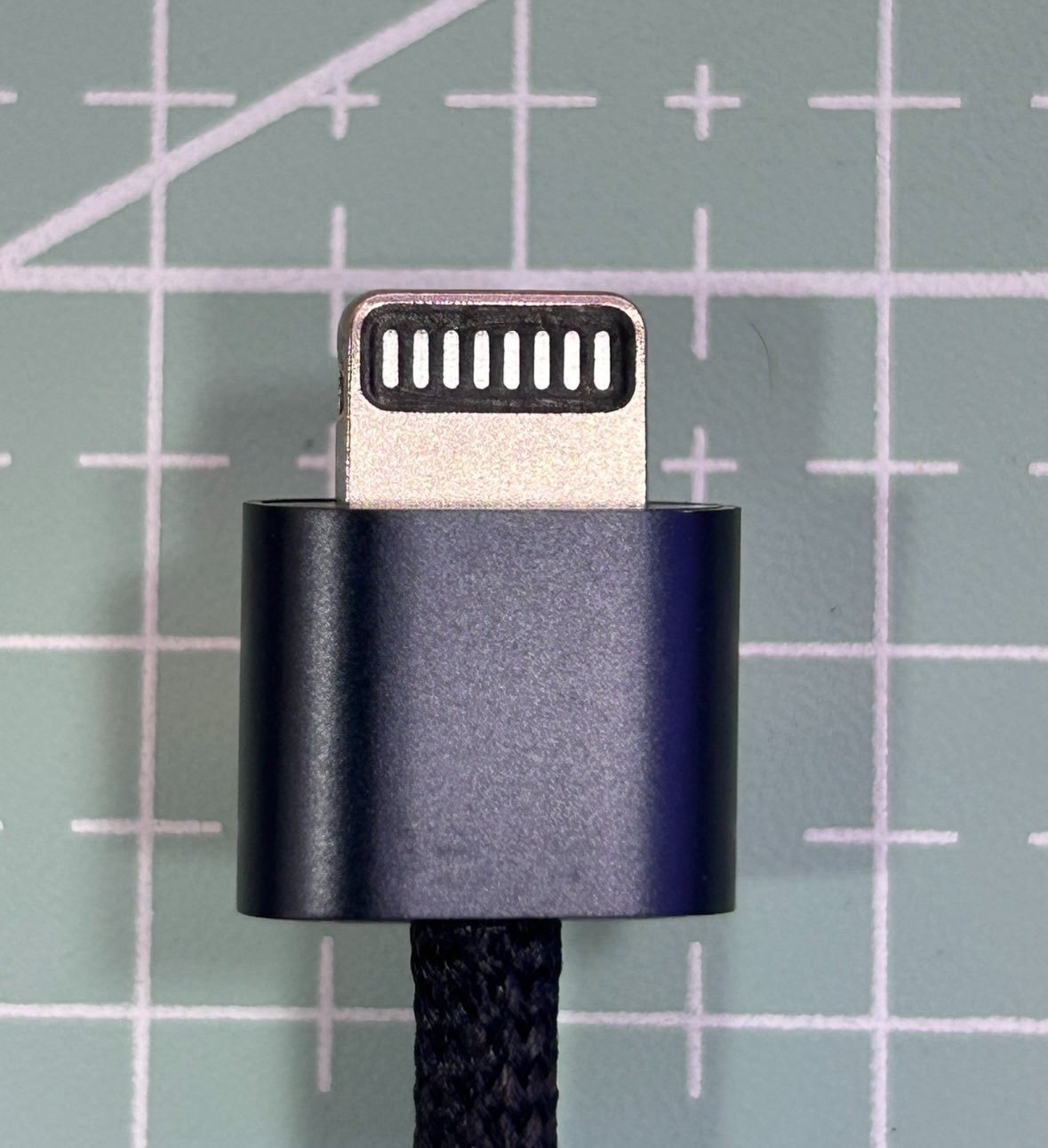 Apple Vision Pro 2に新色「ブラック」登場か?接続ケーブルの画像が流出