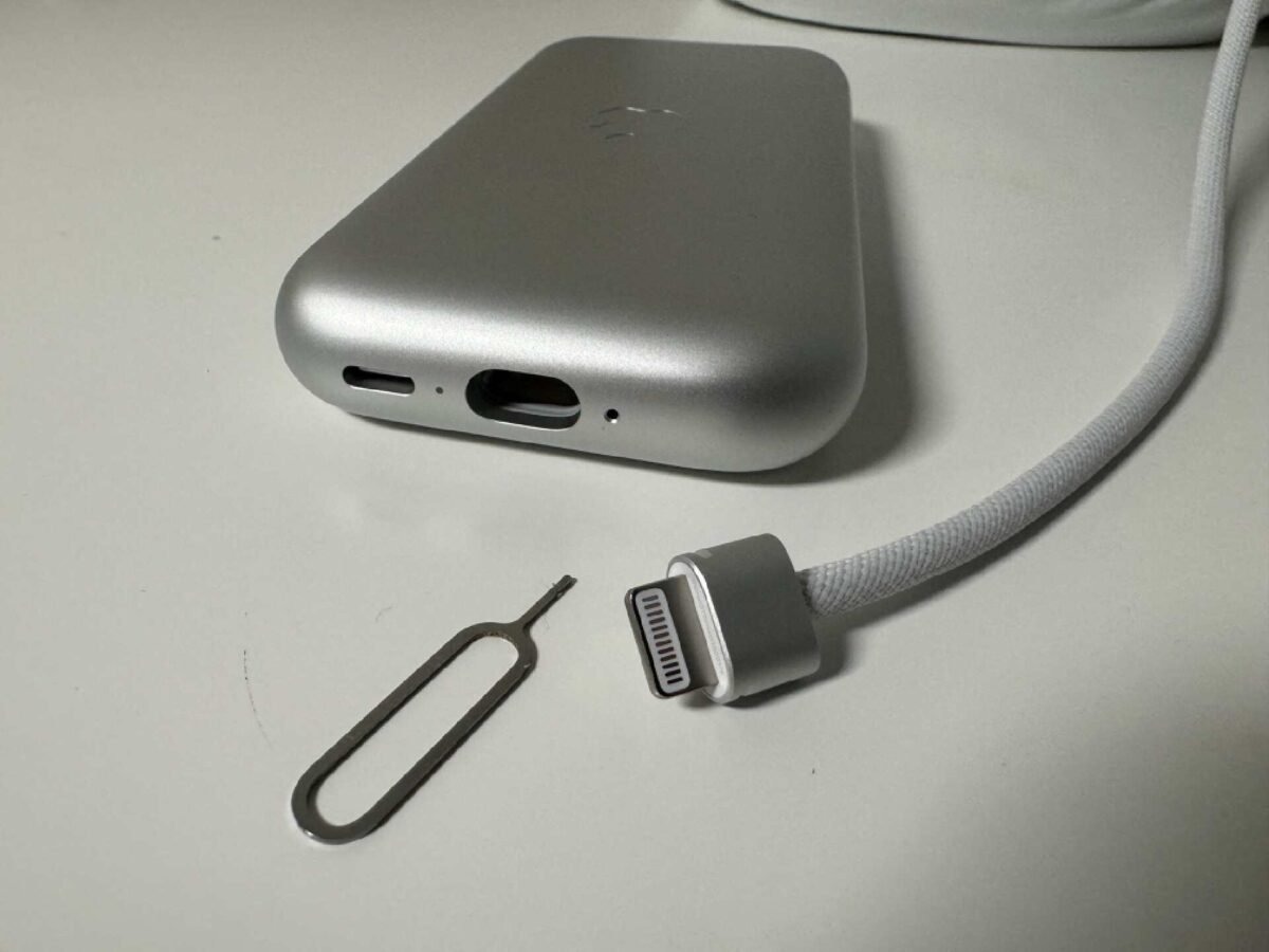 Apple Vision Proのバッテリー接続ケーブルは、SIMピンのような専用ツールを使って取り外しが可能な構造となっていました。