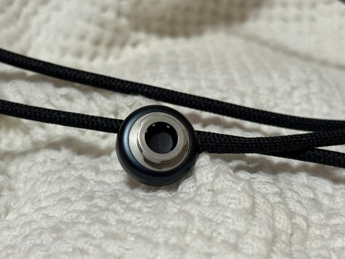 Apple Vision Air、チタン合金採用で驚きの軽さに ー カラーバリエーションも判明