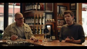 【2025年5月22日】OpenAIは本日、ジョニー・アイブ氏が共同創業したハードウェアベースのAIスタートアップ「io」を買収すると発表した。アイブ氏は過去2年間にわたり、OpenAIのCEOサム・アルトマン氏とともにioを手がけており、両者は今後、一連のAIデバイスを開発していく計画だ。 オープンAIが公開したビデオ映像で、アルトマン氏とアイブ氏は提携の経緯と、買収後に目指す製品について語った。アイブ氏は「この30年間で学んだすべてが、いまこの瞬間に向かわせてくれたと感じています。私たちが取り組んできたものは、想像力を完全に捉え返しました」とコメント。アルトマン氏は、最初のプロトタイプを自宅で試用した感想を問われ、「これほどクールなテクノロジーは世界でかつてなかった」と絶賛した。 アイブ氏は「現在私たちが使っている技術製品は何十年も前の発想に基づいており、これらを超えるものがあるはずだと考えるのは当然のことです」とも述べ、従来の「レガシー」製品を刷新する思いを示した。 ioには、アイブ氏とともにLoveFromを立ち上げた元Appleデザインチームのタン・タン氏、スコット・キャノン氏、エヴァン・ハンキー氏らが参加。2019年にアイブ氏が退社後、Appleでデザインを率いていたハンキー氏や、アイブ氏と協働歴のあるマーク・ニューソン氏もチームに加わる。ハンキー氏、タン氏、キャノン氏は買収後にOpenAIへ参画し、LoveFromはOpenAIの全デザイン業務を担う予定だ。 OpenAIは4月からアルトマン氏とアイブ氏との買収交渉を進めてきた。OpenAIはAI技術を、io はエンジニアリングを、LoveFrom はデザイン面をそれぞれ担当し、協業を進める。アルトマン氏は「コンピュータの使い方を根本から再構築する機会がここにある」と意欲を見せた。 過去の情報漏洩では、ioが画面を持たないスマートフォンのようなデバイスを開発中と伝えられているが、詳細はまだ明らかにされていない。Rabbit R1やHumane Ai Pinといった画面レスの音声AIデバイスは、これまで振るわなかった例もあるが、アイブ氏のデザイン力とOpenAIの技術力が組み合わされば、市場をリードする製品が生まれる可能性がある。 アイブ氏は「私たちはまさに新世代のテクノロジーの瀬戸際に立っており、それは私たちをより良い存在にしてくれる」と語った。 今回の買収は、Appleとの直接対決を意味する。AppleはAI開発で出遅れており、次の大きな一手が待たれている。一方で、OpenAIとアイブ氏による最初のデバイスは、従来のスマートフォンとは異なる何かになると期待されており、さらなる情報は2026年に明らかにされる見込みだ。 なお、ioの買収は規制当局の承認を条件としており、今夏の完了が予定されている。Bloombergによれば、買収額は65億ドルで、OpenAIにとって史上最大のディールとなる。