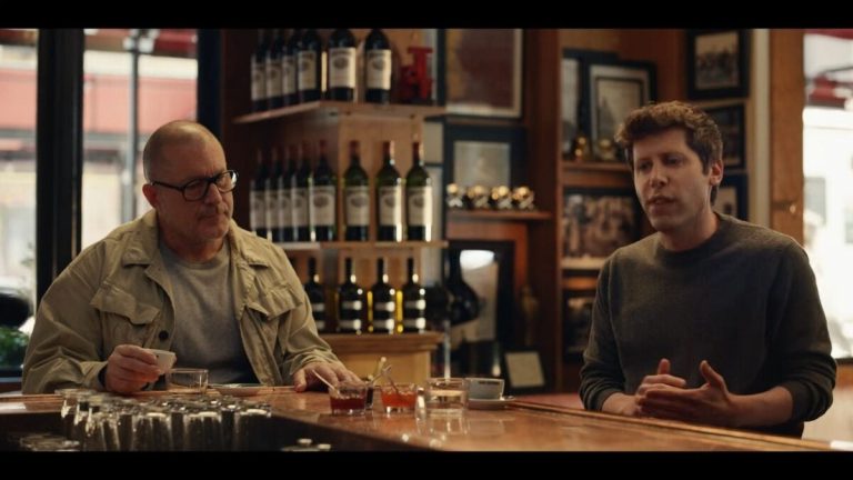 【2025年5月22日】OpenAIは本日、ジョニー・アイブ氏が共同創業したハードウェアベースのAIスタートアップ「io」を買収すると発表した。アイブ氏は過去2年間にわたり、OpenAIのCEOサム・アルトマン氏とともにioを手がけており、両者は今後、一連のAIデバイスを開発していく計画だ。 オープンAIが公開したビデオ映像で、アルトマン氏とアイブ氏は提携の経緯と、買収後に目指す製品について語った。アイブ氏は「この30年間で学んだすべてが、いまこの瞬間に向かわせてくれたと感じています。私たちが取り組んできたものは、想像力を完全に捉え返しました」とコメント。アルトマン氏は、最初のプロトタイプを自宅で試用した感想を問われ、「これほどクールなテクノロジーは世界でかつてなかった」と絶賛した。 アイブ氏は「現在私たちが使っている技術製品は何十年も前の発想に基づいており、これらを超えるものがあるはずだと考えるのは当然のことです」とも述べ、従来の「レガシー」製品を刷新する思いを示した。 ioには、アイブ氏とともにLoveFromを立ち上げた元Appleデザインチームのタン・タン氏、スコット・キャノン氏、エヴァン・ハンキー氏らが参加。2019年にアイブ氏が退社後、Appleでデザインを率いていたハンキー氏や、アイブ氏と協働歴のあるマーク・ニューソン氏もチームに加わる。ハンキー氏、タン氏、キャノン氏は買収後にOpenAIへ参画し、LoveFromはOpenAIの全デザイン業務を担う予定だ。 OpenAIは4月からアルトマン氏とアイブ氏との買収交渉を進めてきた。OpenAIはAI技術を、io はエンジニアリングを、LoveFrom はデザイン面をそれぞれ担当し、協業を進める。アルトマン氏は「コンピュータの使い方を根本から再構築する機会がここにある」と意欲を見せた。 過去の情報漏洩では、ioが画面を持たないスマートフォンのようなデバイスを開発中と伝えられているが、詳細はまだ明らかにされていない。Rabbit R1やHumane Ai Pinといった画面レスの音声AIデバイスは、これまで振るわなかった例もあるが、アイブ氏のデザイン力とOpenAIの技術力が組み合わされば、市場をリードする製品が生まれる可能性がある。 アイブ氏は「私たちはまさに新世代のテクノロジーの瀬戸際に立っており、それは私たちをより良い存在にしてくれる」と語った。 今回の買収は、Appleとの直接対決を意味する。AppleはAI開発で出遅れており、次の大きな一手が待たれている。一方で、OpenAIとアイブ氏による最初のデバイスは、従来のスマートフォンとは異なる何かになると期待されており、さらなる情報は2026年に明らかにされる見込みだ。 なお、ioの買収は規制当局の承認を条件としており、今夏の完了が予定されている。Bloombergによれば、買収額は65億ドルで、OpenAIにとって史上最大のディールとなる。