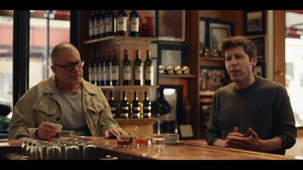 【2025年5月22日】OpenAIは本日、ジョニー・アイブ氏が共同創業したハードウェアベースのAIスタートアップ「io」を買収すると発表した。アイブ氏は過去2年間にわたり、OpenAIのCEOサム・アルトマン氏とともにioを手がけており、両者は今後、一連のAIデバイスを開発していく計画だ。 オープンAIが公開したビデオ映像で、アルトマン氏とアイブ氏は提携の経緯と、買収後に目指す製品について語った。アイブ氏は「この30年間で学んだすべてが、いまこの瞬間に向かわせてくれたと感じています。私たちが取り組んできたものは、想像力を完全に捉え返しました」とコメント。アルトマン氏は、最初のプロトタイプを自宅で試用した感想を問われ、「これほどクールなテクノロジーは世界でかつてなかった」と絶賛した。 アイブ氏は「現在私たちが使っている技術製品は何十年も前の発想に基づいており、これらを超えるものがあるはずだと考えるのは当然のことです」とも述べ、従来の「レガシー」製品を刷新する思いを示した。 ioには、アイブ氏とともにLoveFromを立ち上げた元Appleデザインチームのタン・タン氏、スコット・キャノン氏、エヴァン・ハンキー氏らが参加。2019年にアイブ氏が退社後、Appleでデザインを率いていたハンキー氏や、アイブ氏と協働歴のあるマーク・ニューソン氏もチームに加わる。ハンキー氏、タン氏、キャノン氏は買収後にOpenAIへ参画し、LoveFromはOpenAIの全デザイン業務を担う予定だ。 OpenAIは4月からアルトマン氏とアイブ氏との買収交渉を進めてきた。OpenAIはAI技術を、io はエンジニアリングを、LoveFrom はデザイン面をそれぞれ担当し、協業を進める。アルトマン氏は「コンピュータの使い方を根本から再構築する機会がここにある」と意欲を見せた。 過去の情報漏洩では、ioが画面を持たないスマートフォンのようなデバイスを開発中と伝えられているが、詳細はまだ明らかにされていない。Rabbit R1やHumane Ai Pinといった画面レスの音声AIデバイスは、これまで振るわなかった例もあるが、アイブ氏のデザイン力とOpenAIの技術力が組み合わされば、市場をリードする製品が生まれる可能性がある。 アイブ氏は「私たちはまさに新世代のテクノロジーの瀬戸際に立っており、それは私たちをより良い存在にしてくれる」と語った。 今回の買収は、Appleとの直接対決を意味する。AppleはAI開発で出遅れており、次の大きな一手が待たれている。一方で、OpenAIとアイブ氏による最初のデバイスは、従来のスマートフォンとは異なる何かになると期待されており、さらなる情報は2026年に明らかにされる見込みだ。 なお、ioの買収は規制当局の承認を条件としており、今夏の完了が予定されている。Bloombergによれば、買収額は65億ドルで、OpenAIにとって史上最大のディールとなる。